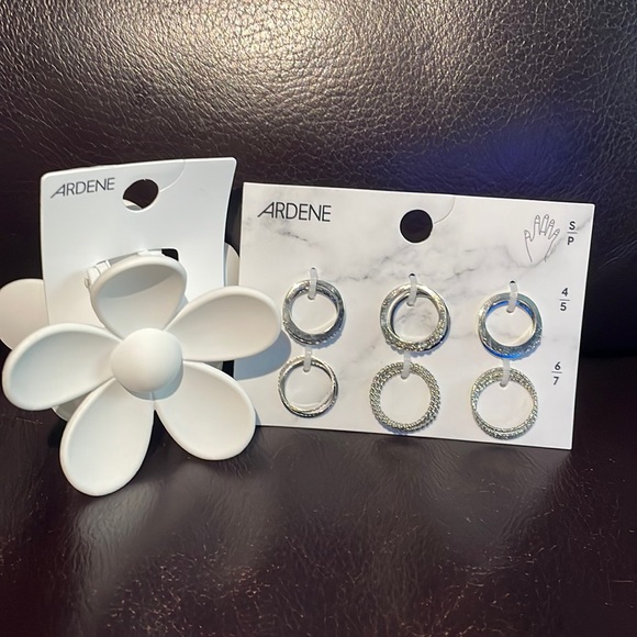Ardene Accessories Bundle Flower Hair Clip & 15-Pieces Silver Rings pack NWT $16 - Picture 1 of 8